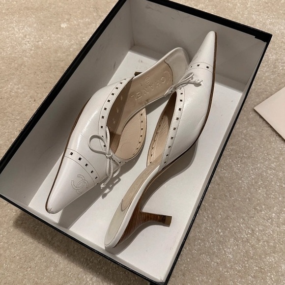 Vintage Chanel “CC” Spring 2003 White Bow Mule Heels - Picture 10 of 10